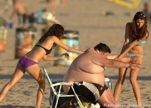 Gordo en la playa